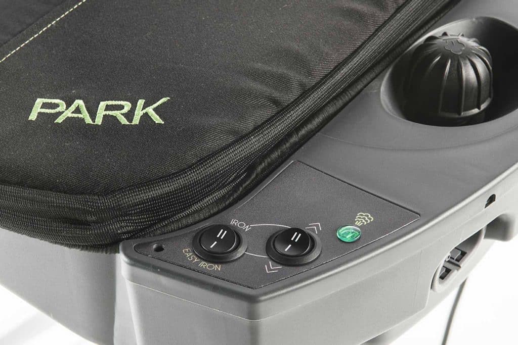 Planche à repasser avec soufflage et aspiration qui vous permet de repasser en utilisant uniquement vos mains. Le fer à repasser ne sera pas nécessaire et vous pourrez repasser tous les vêtements en utilisant uniquement la planche à repasser Andy.