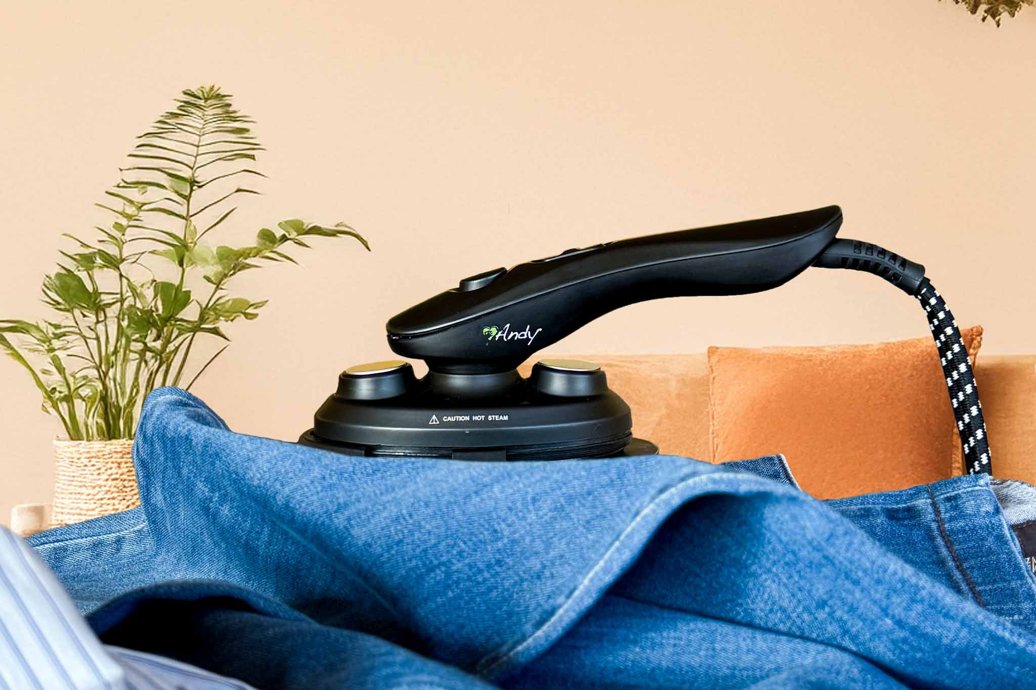 La planche à repasser aspirante et soufflante Andy fonctionne à la fois avec les mains, sans fer à repasser, et en mode classique, en utilisant l'accessoire Mimo comme fer à repasser et défroisseur vertical professionnel.