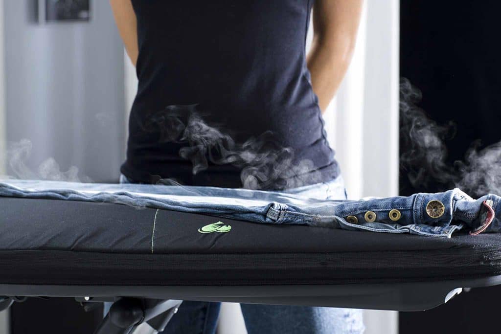 Système Andy Planche à repasser aspirante et soufflante professionnelle avec vapeur intégrée, qui fonctionne également sans fer à repasser. Accessoire Mimo, fer à repasser professionnel et défroisseur vertical inclus.